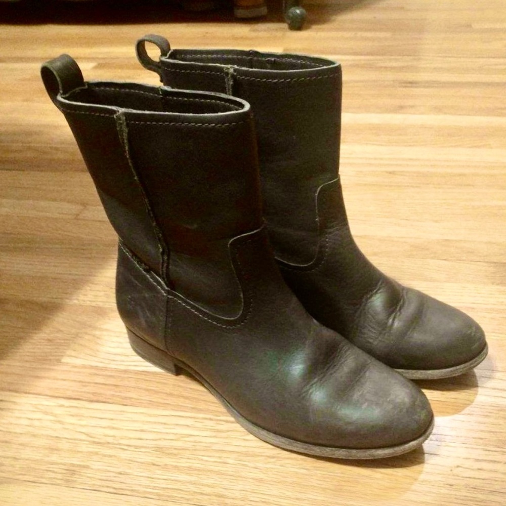 FRYE BOOT - Cara Short (Smoke)
